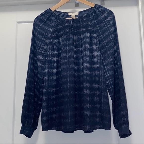 💙 Blue and White KENAR Long Sleeve Top - Size Small - Picture 1 of 4